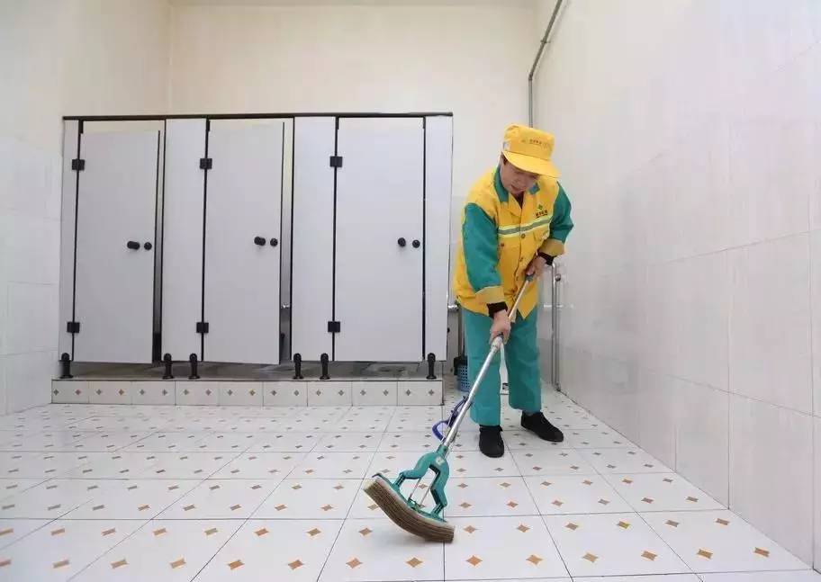 當公廁偶遇女保潔 一陣恐慌之后，我們應如何回歸平常心？